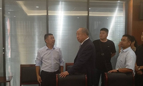 王任生參觀(guān)根泰